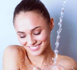 Femme sous la douche